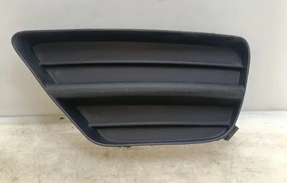 Ford Focus Front bumper lower grill 2M5119953