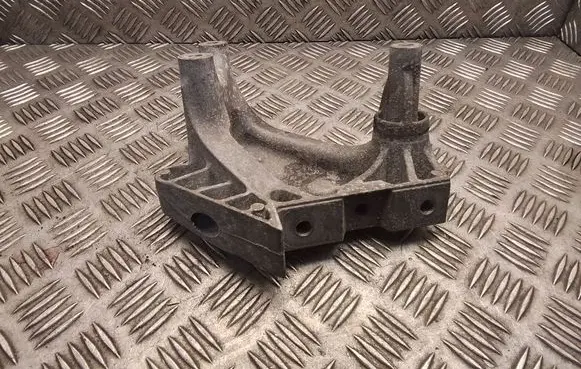 Volkswagen PASSAT B8 Engine mounting bracket 04L199207