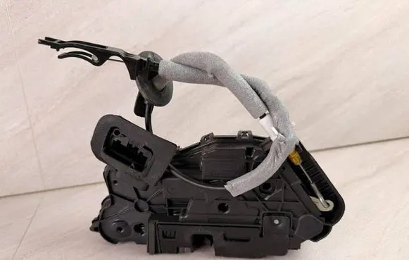 Volkswagen Touran III Front door lock 5TB837015A