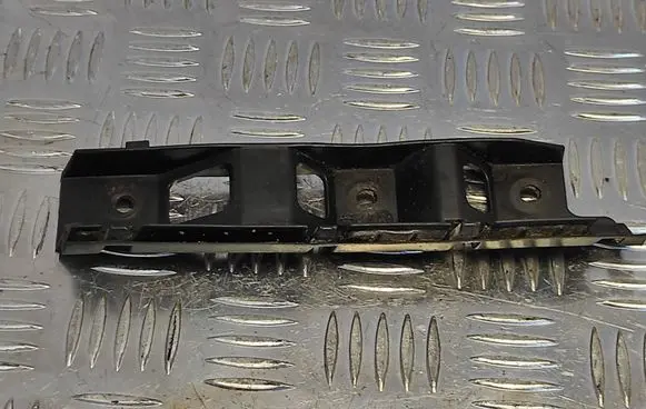 Volkswagen PASSAT B6 Front bumper mounting bracket 3C0807184