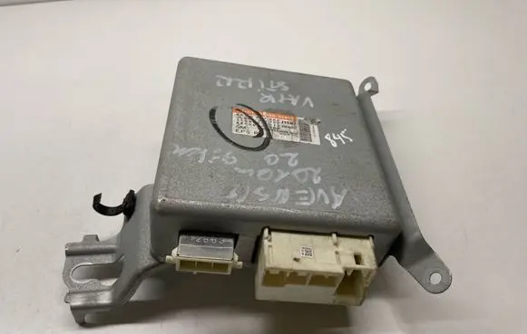 Toyota Avensis T270 Steering rack control module 8965005090