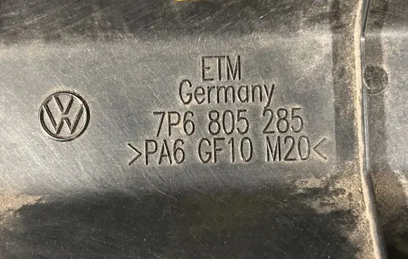 Volkswagen Touareg II Engine cover (trim) 7P6805285