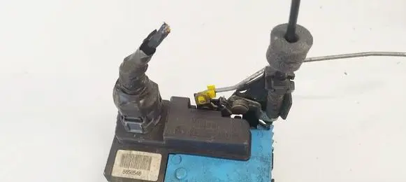 Volvo V70 Front door lock 8650546