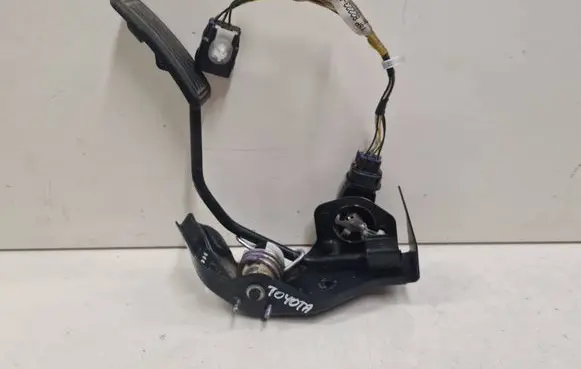 Toyota Avensis T250 Accelerator throttle pedal 8928152021 06H07
