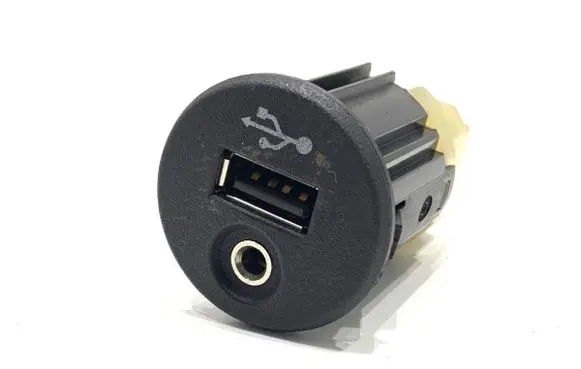 Nissan Juke I F15 USB socket connector 