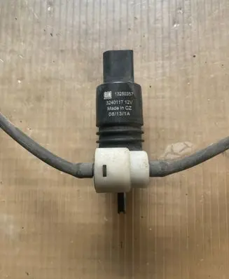 Chevrolet Trax Windscreen/windshield washer pump 13250357 3240117