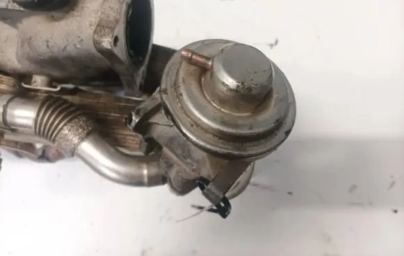 Volkswagen Golf Plus EGR valve 038129637D
