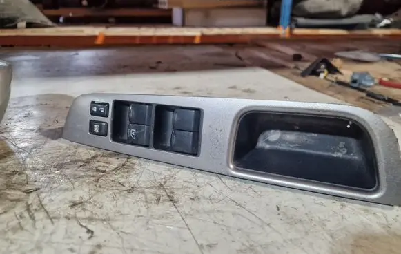 Nissan Tiida C11 Electric window control switch