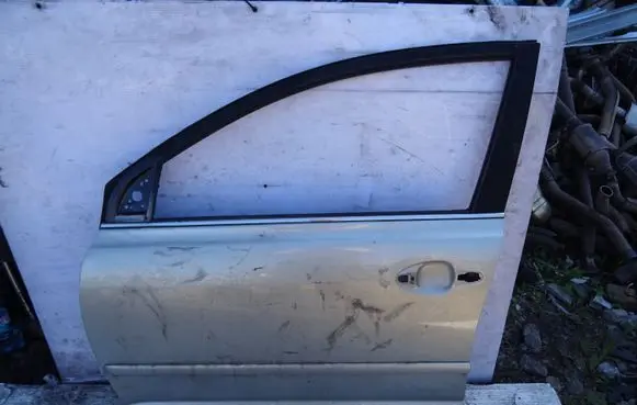 Toyota Avensis T250 Front door