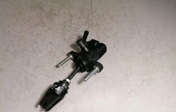 Toyota Verso-S Clutch master cylinder 101120157
