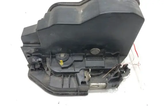 BMW 1 E81 E87 Front door lock 7167070