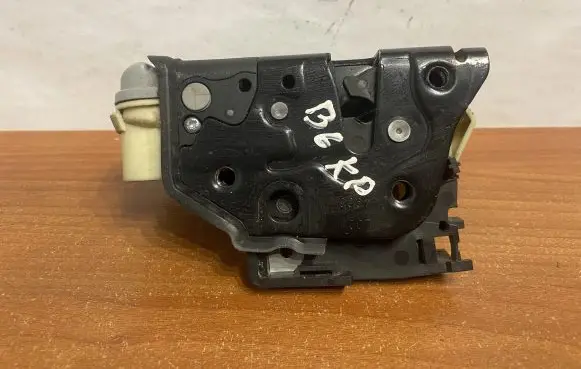 Volkswagen PASSAT B6 Coupe door lock (next to the handle) 3C1837015A B418