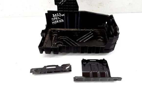 Opel Mokka B Battery box tray 9823533180