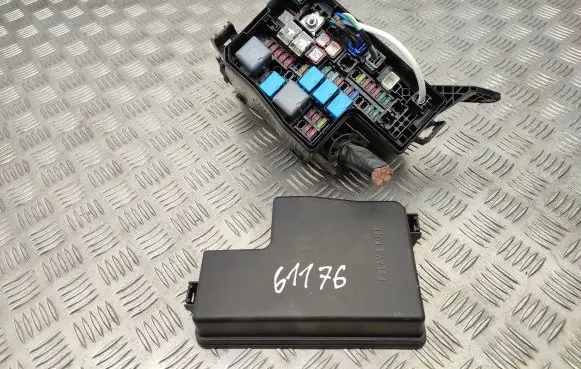 Toyota RAV 4 (XA40) Fuse box set 8266242331