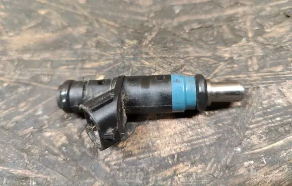 Audi A4 S4 B7 8E 8H Fuel injector 06B133551K