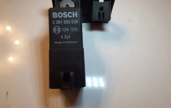 Skoda Octavia Mk2 (1Z) Glow plug pre-heat relay 0281003038