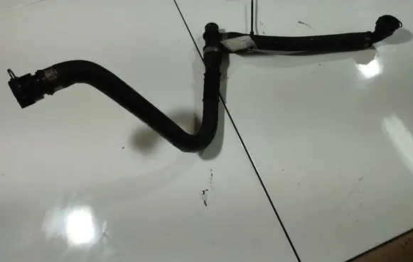 Engine coolant pipe/hose