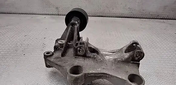 Renault Trafic III (X82) Generator/alternator bracket 117105124R