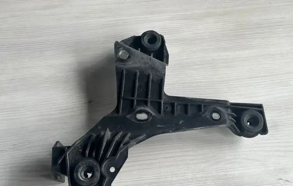 Volvo S60 Air filter cleaner box bracket assembly 30636575