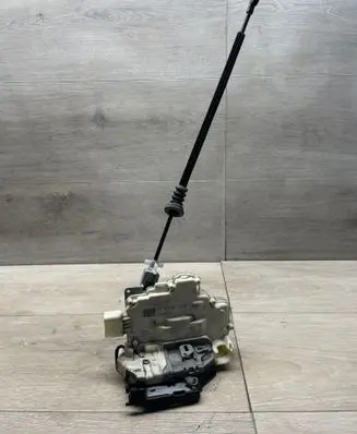 Volkswagen PASSAT B7 Front door lock 3C1837015A A046465