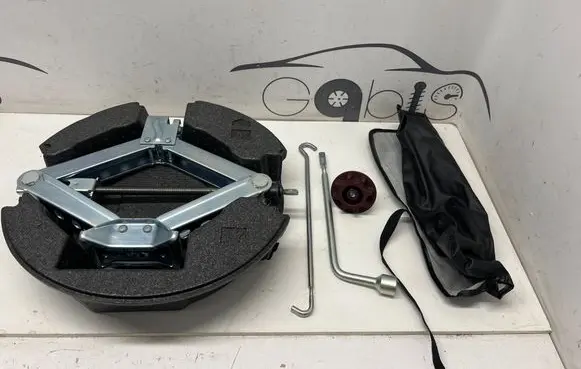 Toyota RAV 4 (XA50) Tool set 6477942030
