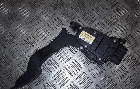 Ford Fusion Accelerator throttle pedal 4s619f836aa