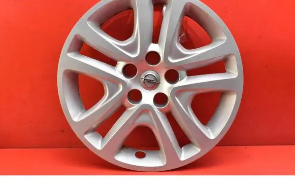 Bedford Astra R17 wheel hub/cap/trim 13409779