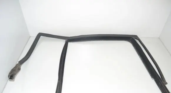 BMW 2 F46 Rubber seal rear door window/glass 8498432 51358498432 51352576682
