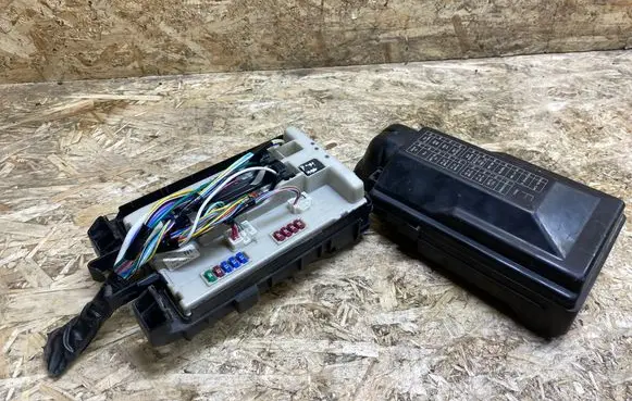 Infiniti G37 Fuse module 284B71BN3A