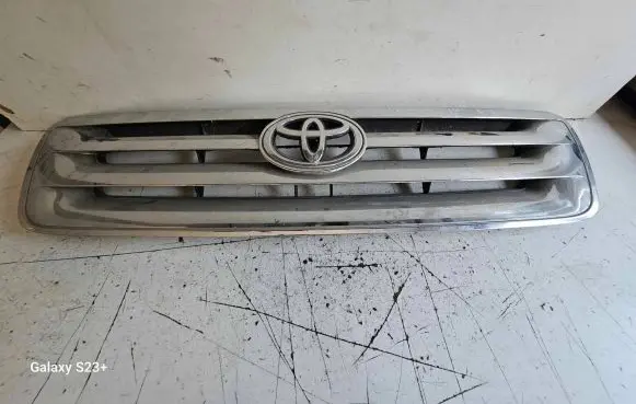 Toyota Avensis Verso Front bumper upper radiator grill 5311144120
