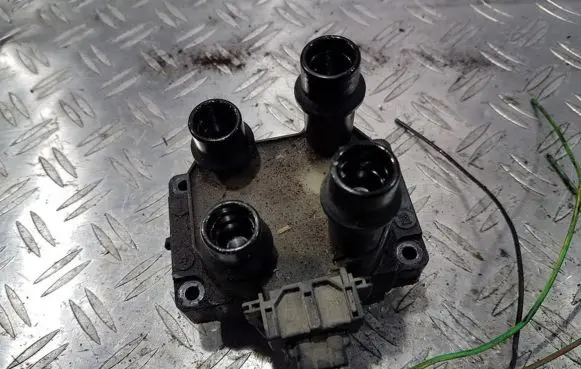 Ford Escort High voltage ignition coil 928f12024bd