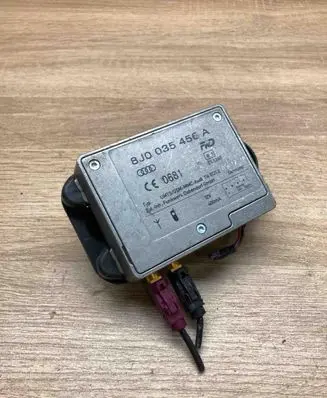 Audi A4 S4 B8 8K Aerial antenna amplifier 8J0035456A 11601212 0681