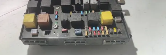 Opel Zafira B Fuse module 13206746 5DK00866852