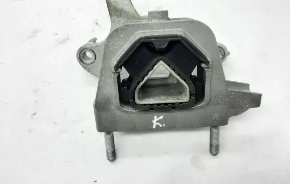 Opel Mokka B Engine mount bracket 9826551380