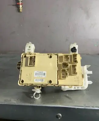 Toyota Corolla Verso AR10 Fuse module 892210F010 07060521340901