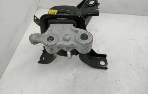 Toyota Yaris Engine mount bracket