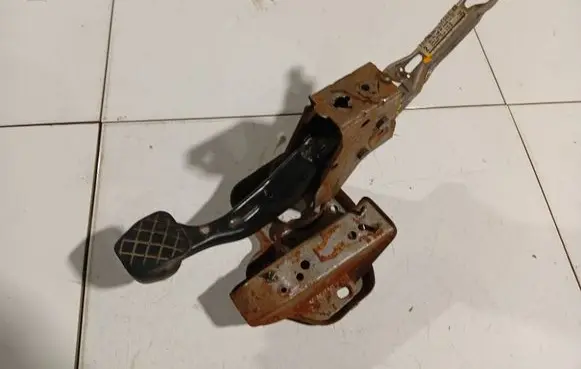 Volkswagen Polo IV 9N3 Brake pedal 601721058