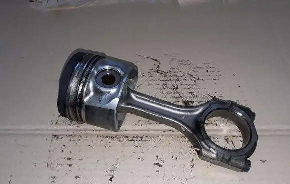 Toyota Avensis T250 Piston with connecting rod 86L78