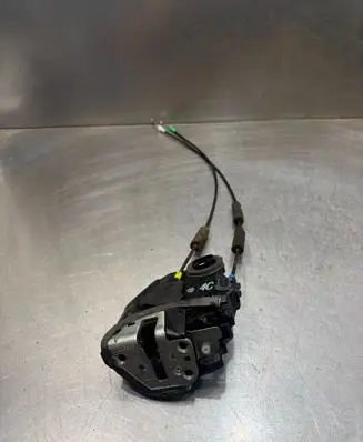 Toyota Avensis T270 Front door lock A046693
