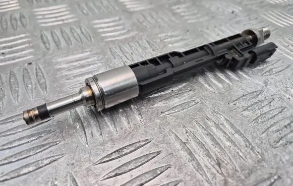 BMW 5 F10 F11 Fuel injector 7639994 10213541