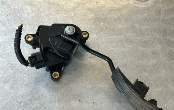Nissan X-Trail T31 Accelerator throttle pedal 18002JG00A