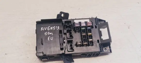 Toyota Avensis T220 Fuse module 8273005020