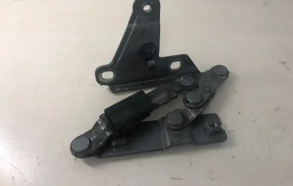 Seat Toledo III (5P) Engine bonnet/hood hinges 5P0823302B