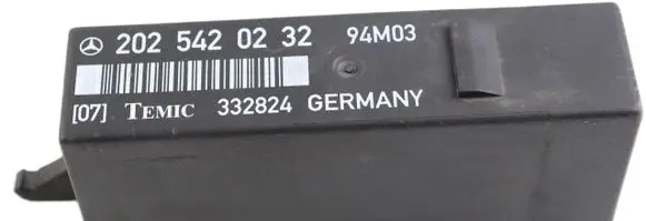 Mercedes-Benz C W202 Light module LCM 2025420232 94M03 332824