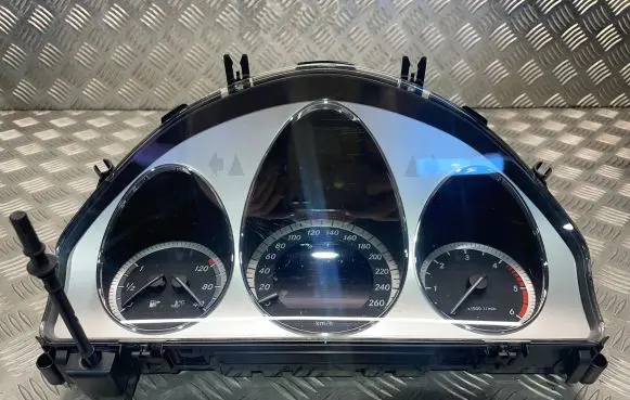 Mercedes-Benz GLK (X204) Speedometer (instrument cluster) A2049003802