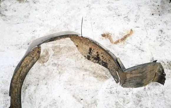 Volkswagen PASSAT B3 Front wheel arch liner splash guards 357809962
