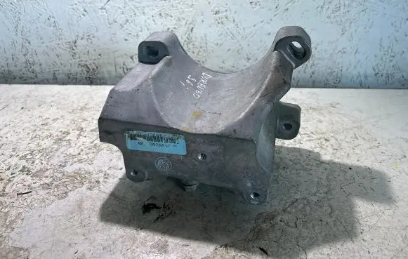 Dodge Durango Gearbox mounting bracket 68275992AA