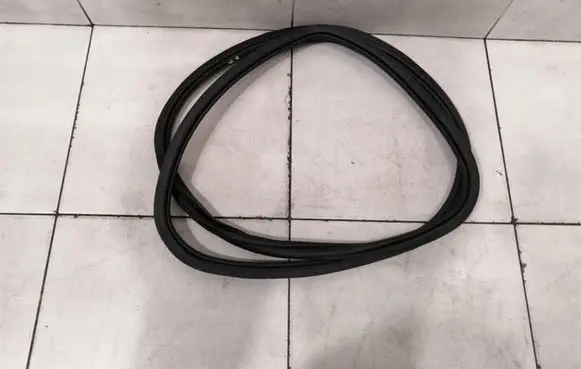 Porsche Macan (95B) Rear door rubber seal (on body) 95B833721