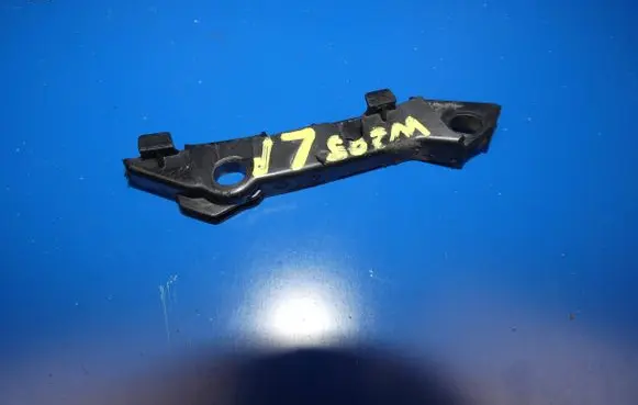 Mercedes-Benz C W205 Fender mounting bracket A2058850821