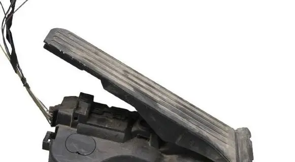 Accelerator throttle pedal